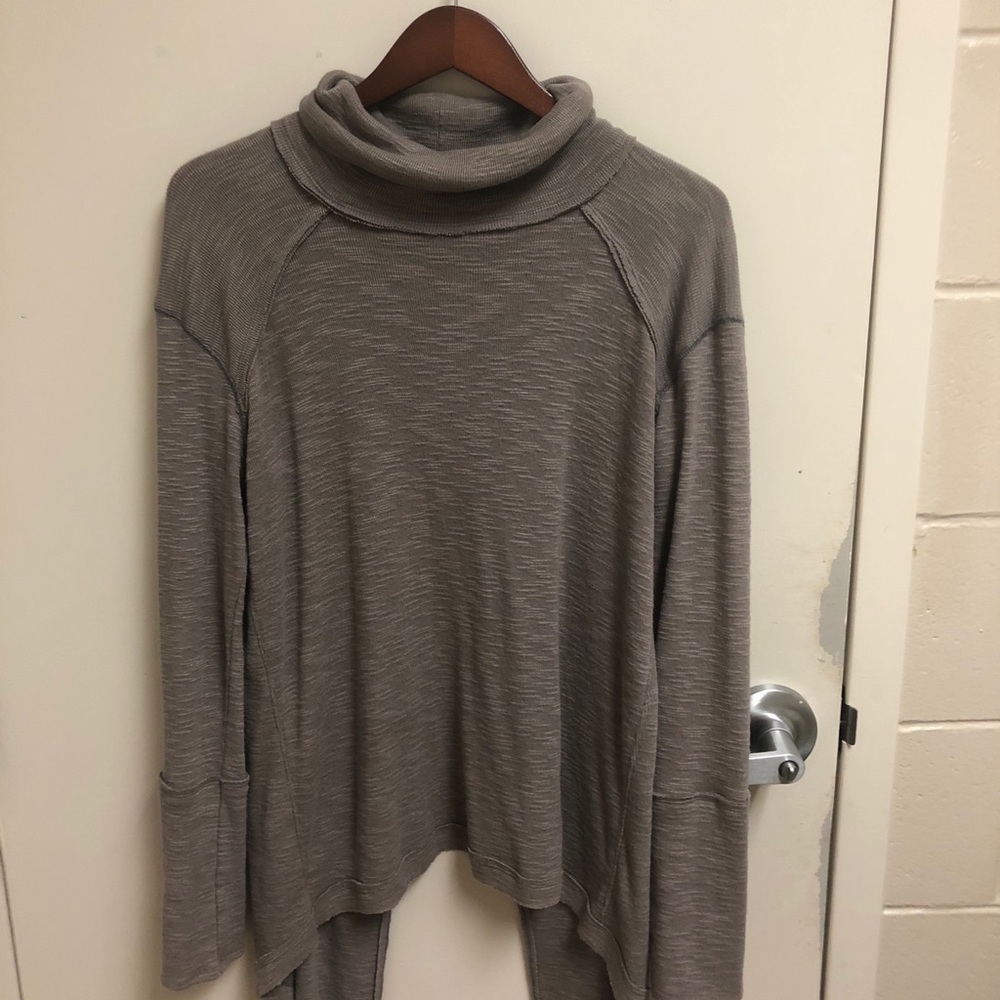 FREE PEOPLE Turtleneck light sweater